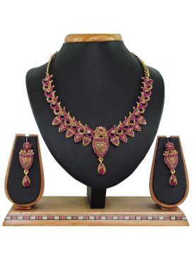 Glitzy Fuchsia and Gold Alloy Necklace Set For Ceremonial