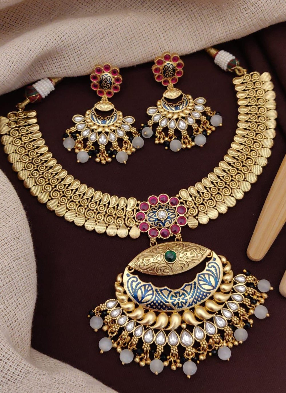 Gold necklace with kundan on sale work