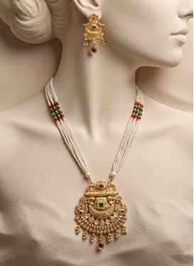 Gold and White Alloy Necklace Set For Ceremonial