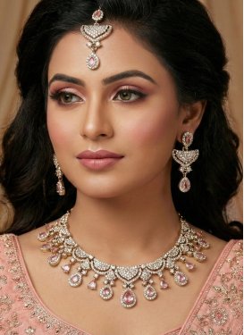 Alloy Silver Rodium Polish Salmon and White Stone Work Necklace Set