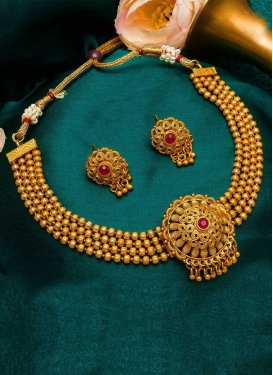 Alluring Gold Rodium Polish Stone Work Alloy Necklace Set For Bridal