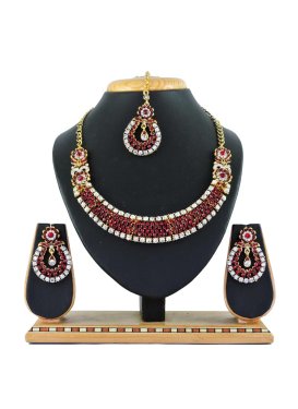 Artistic Maroon and White Necklace Set For Ceremonial