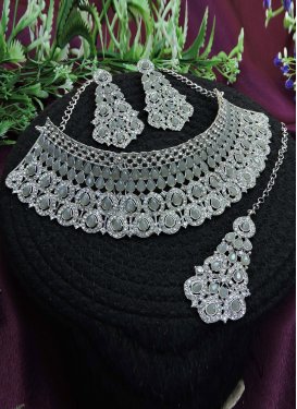 Artistic Stone Work Alloy Silver Rodium Polish Necklace Set For Ceremonial