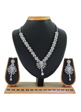 Blissful Alloy Necklace Set For Ceremonial