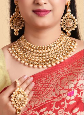 Catchy Alloy Beige and White Necklace Set
