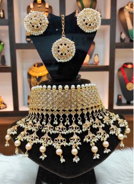 Catchy Alloy Off White and Rust Necklace Set For Ceremonial