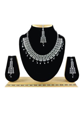 Catchy Alloy Silver Rodium Polish Black and Silver Color Beads Work Necklace Set