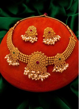 Catchy Beige and Gold Alloy Gold Rodium Polish Necklace Set For Bridal