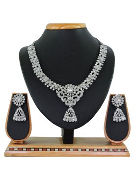 Charismatic Silver Rodium Polish Alloy Necklace Set For Ceremonial
