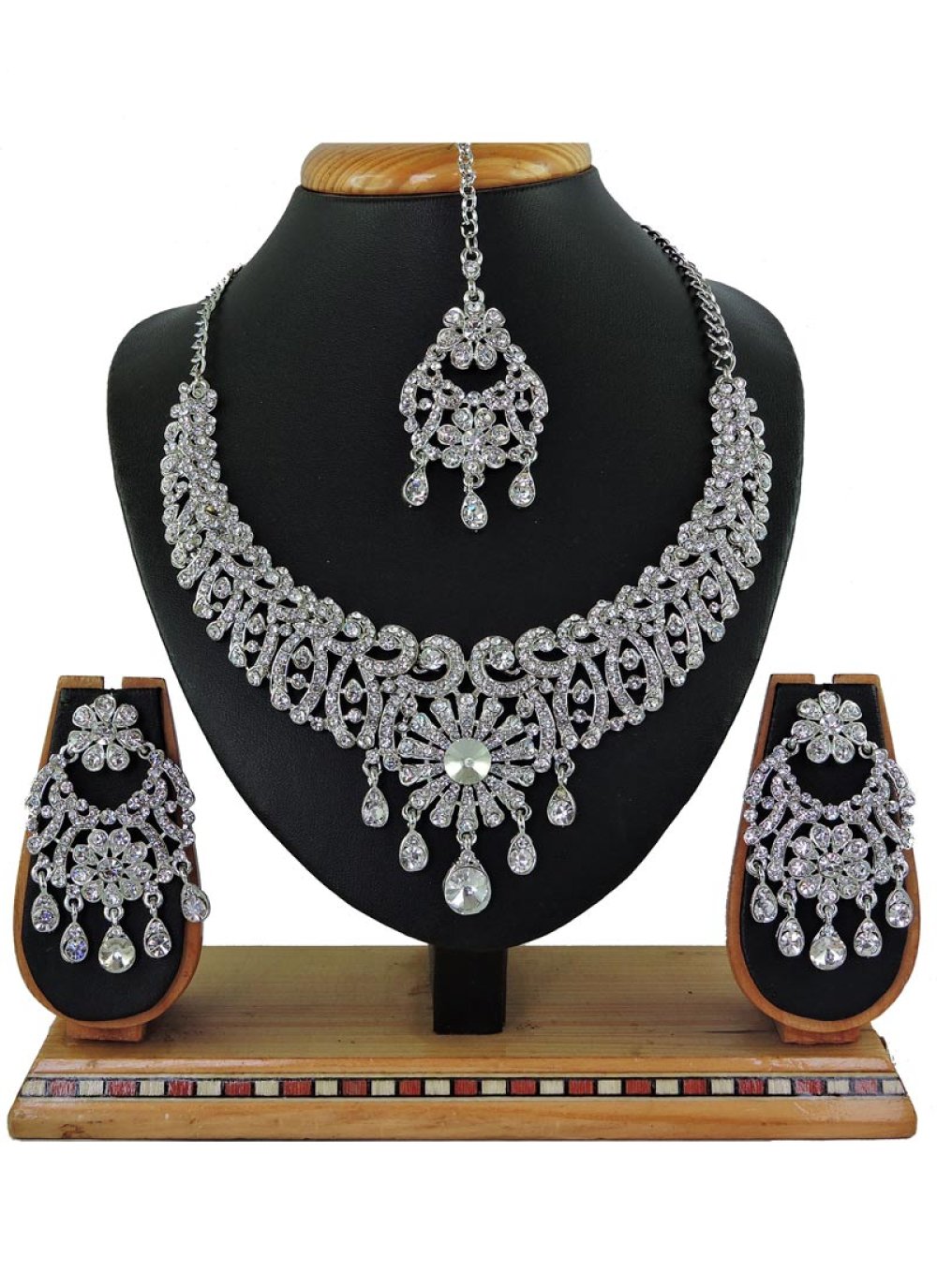 Dignified Stone Work Necklace Set For Festival