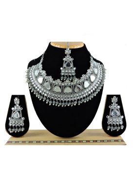 Divine Grey and White Alloy Silver Rodium Polish Necklace Set For Ceremonial