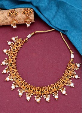 Elegant Gold and White Necklace Set For Ceremonial