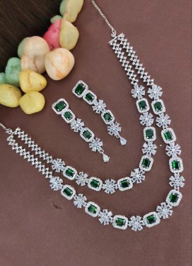 Especial  Green and Silver Color Silver Rodium Polish Necklace Set
