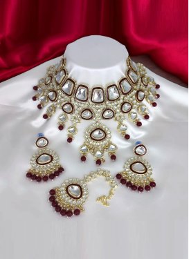 Especial Maroon and White Alloy Necklace Set