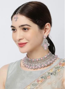 Glitzy Alloy Stone Work Necklace Set For Ceremonial