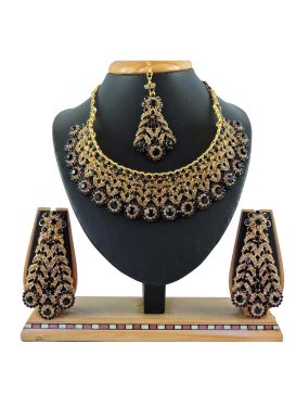 Glitzy Stone Work Black and Gold Alloy Necklace Set