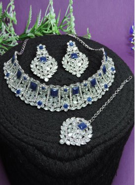 Glorious Alloy Navy Blue and White Necklace Set