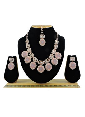 Glorious Alloy Peach and White Necklace Set For Ceremonial