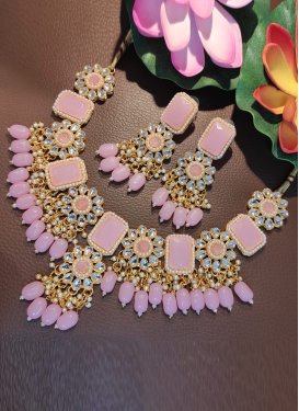 Glorious Kundan Work Gold Rodium Polish Alloy Necklace Set For Ceremonial