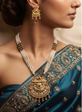 Gold and White Alloy Necklace Set For Ceremonial