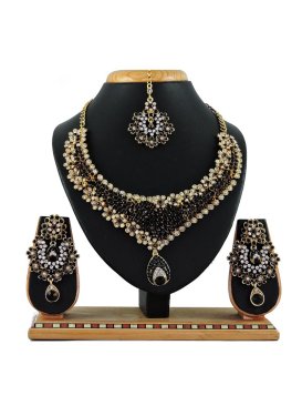 Graceful Black and White Alloy Necklace Set For Ceremonial