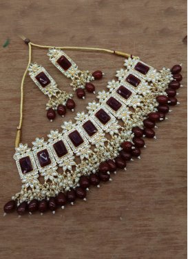 Opulent Alloy Diamond Work Necklace Set For Ceremonial