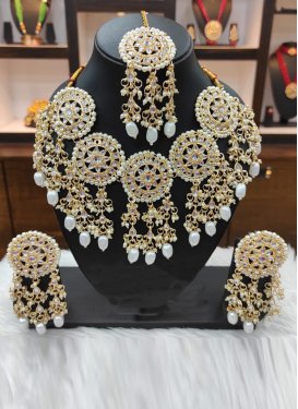 Opulent Moti Work Alloy Jewellery Set For Ceremonial
