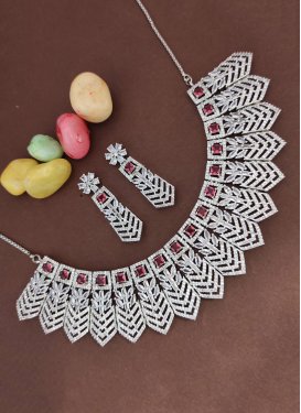 Opulent Silver Rodium Polish Alloy Necklace Set For Ceremonial