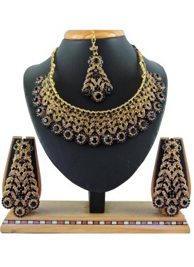 Opulent Stone Work Black and Gold Necklace Set