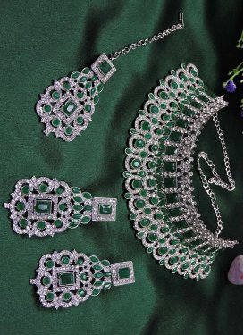 Outstanding Alloy Silver Rodium Polish Stone Work Green and White Necklace Set
