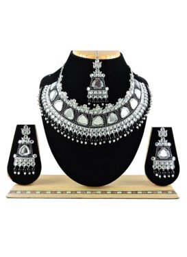Outstanding Beads Work Black and White Gold Rodium Polish Necklace Set