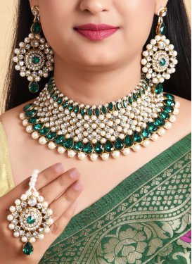 Outstanding Beads Work Green and White Necklace Set for Party