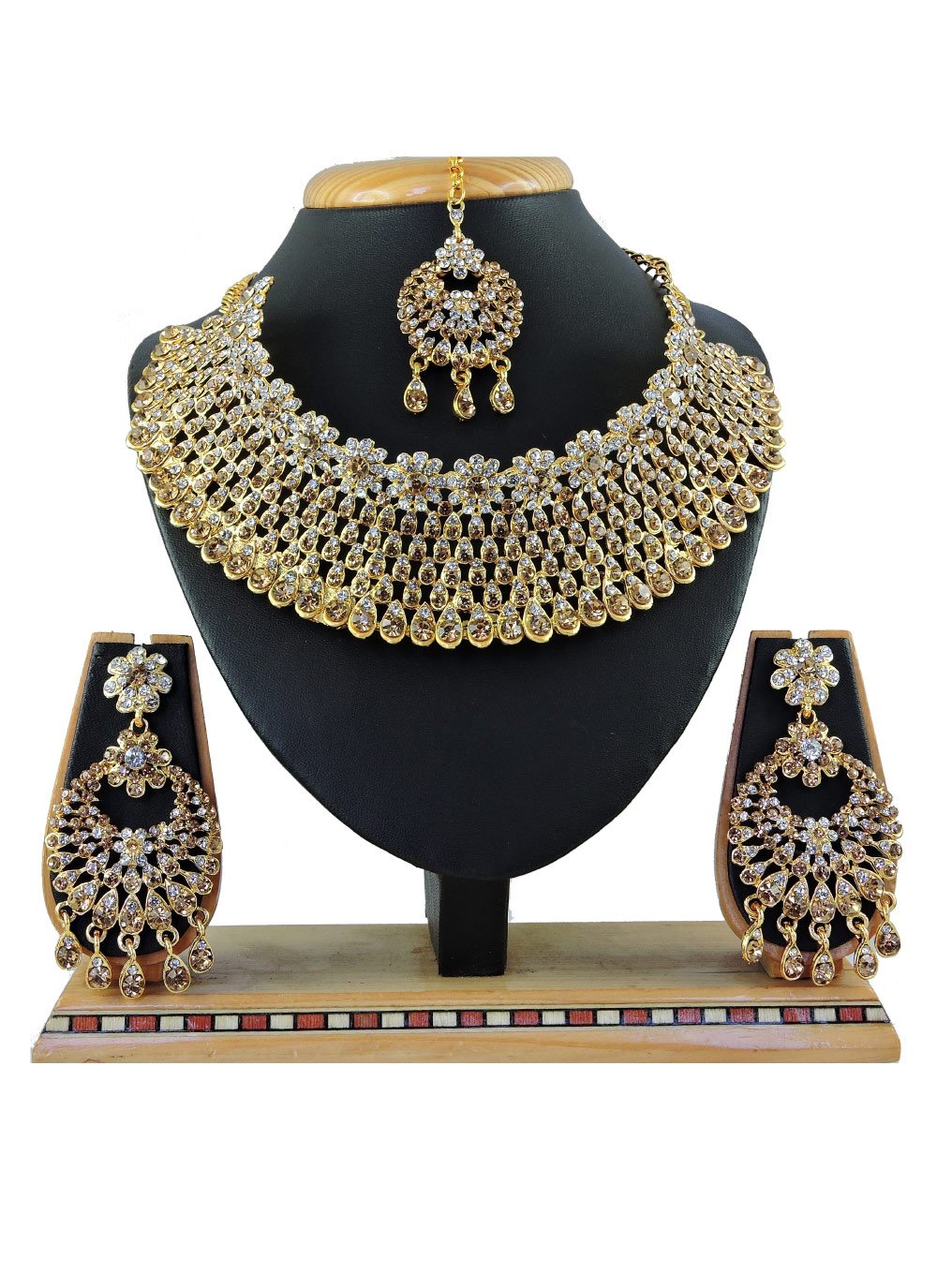 Outstanding Gold and White Alloy Necklace Set