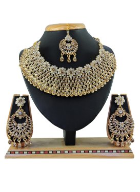 Outstanding Gold and White Alloy Necklace Set