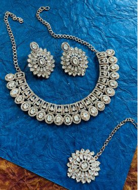 Perfect Alloy Stone Work Necklace Set For Ceremonial