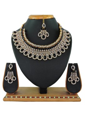 Pretty Alloy Stone Work Black and White Necklace Set