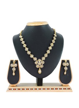 Pretty Gold and White Alloy Necklace Set