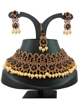 Swanky Black and Gold Alloy Gold Rodium Polish Necklace Set For Ceremonial