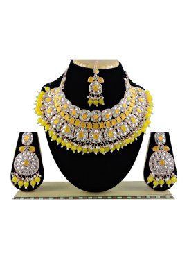 Talismanic Alloy White and Yellow Necklace Set